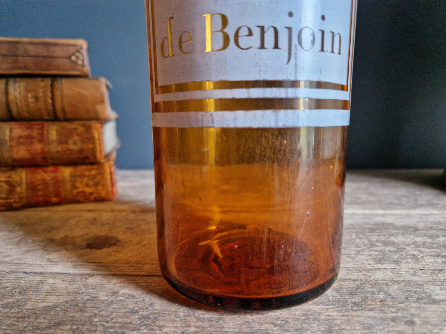 Flacon d'apothicaire ancien en verre ambré français avec couvercle en tôle.