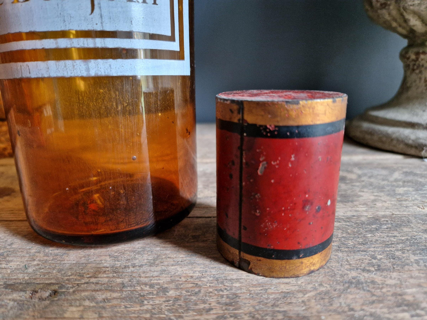Flacon d'apothicaire ancien en verre ambré français avec couvercle en tôle.