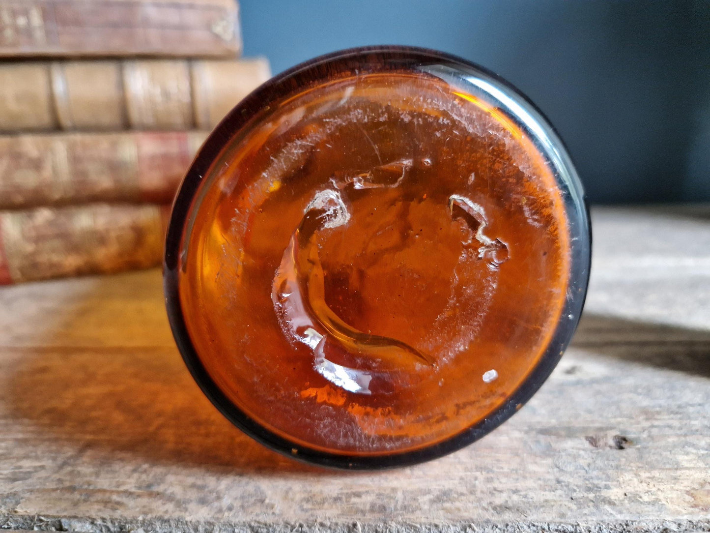 Flacon d'apothicaire ancien en verre ambré français avec couvercle en tôle.