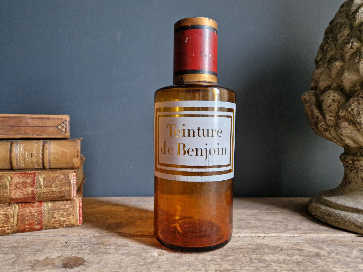Flacon d'apothicaire ancien en verre ambré français avec couvercle en tôle.