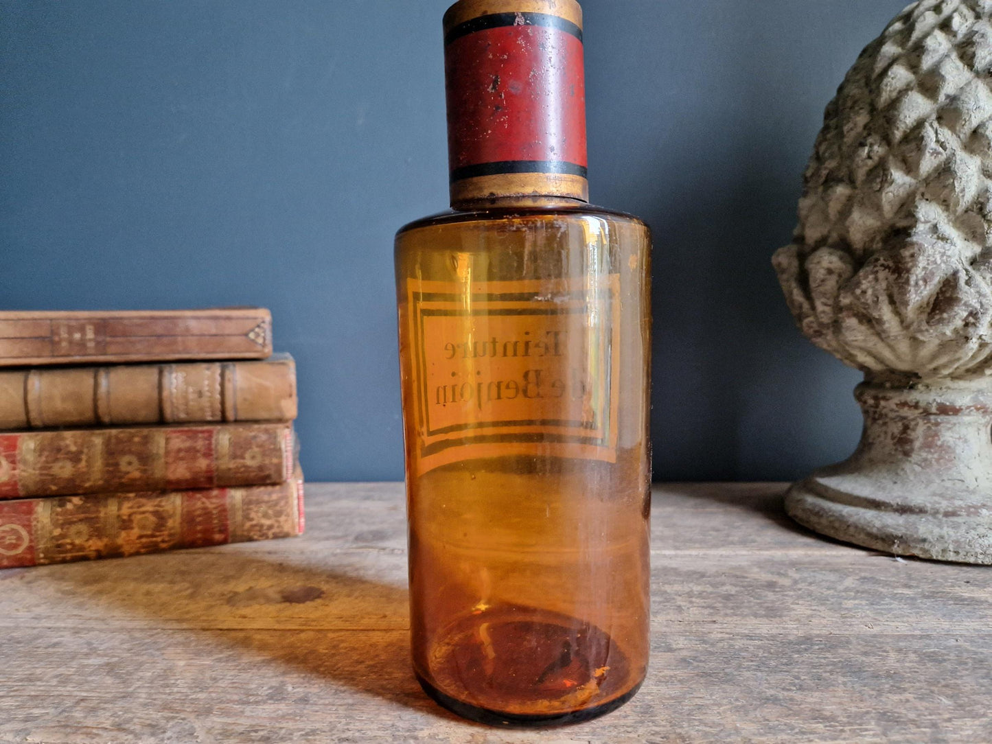 Flacon d'apothicaire ancien en verre ambré français avec couvercle en tôle.