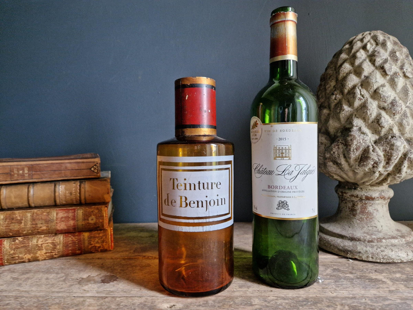 Flacon d'apothicaire ancien en verre ambré français avec couvercle en tôle.