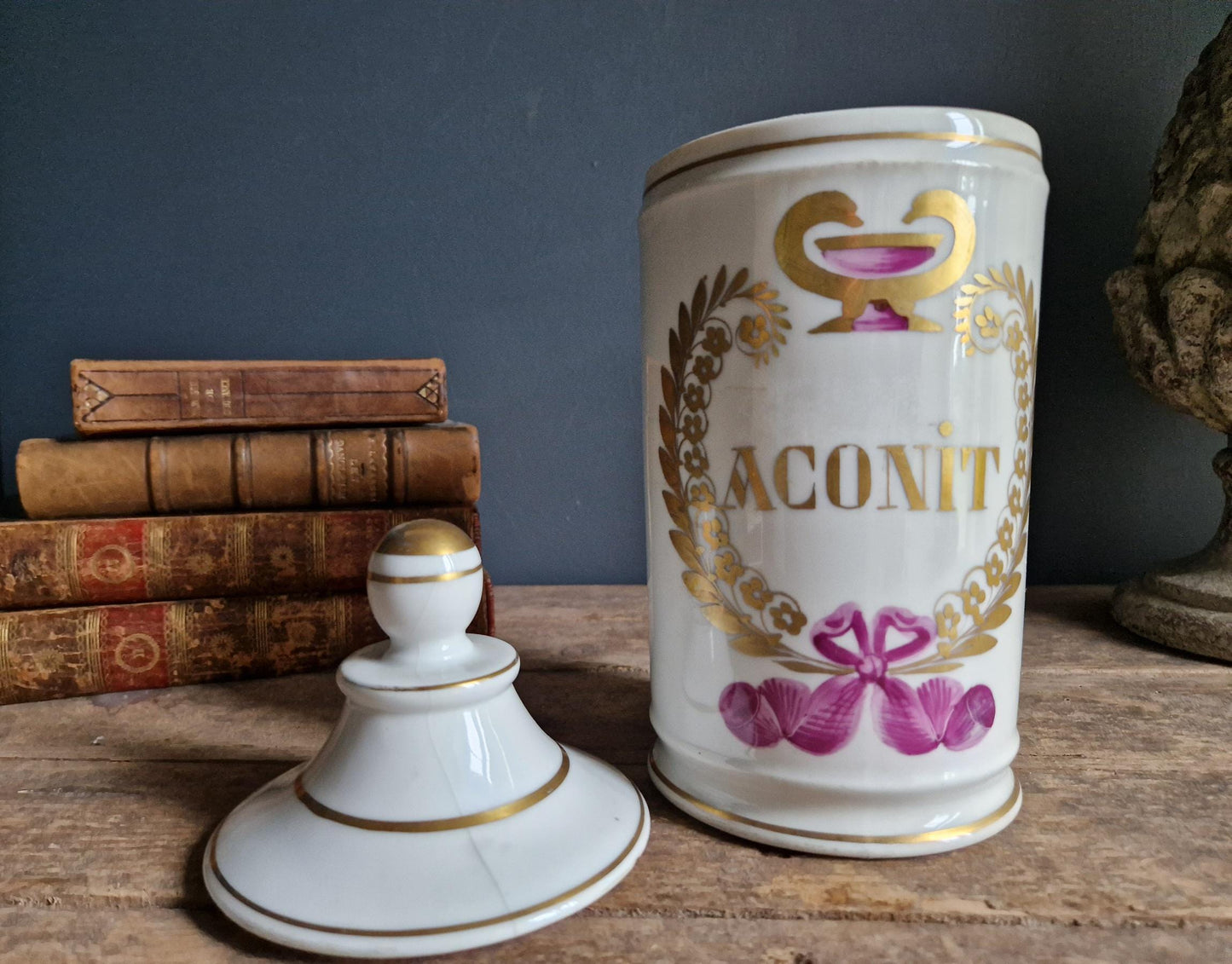 Pot d'apothicaire français ancien : Présentoir à aconit en porcelaine de Paris