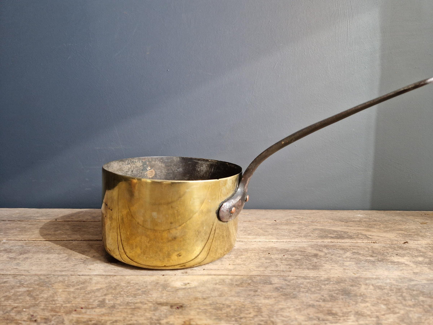 Poêle en laiton antique : Décoration de cuisine de campagne française du XIXe siècle