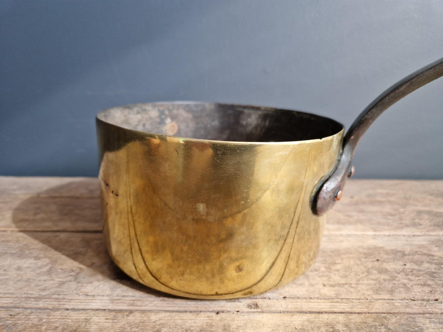 Poêle en laiton antique : Décoration de cuisine de campagne française du XIXe siècle