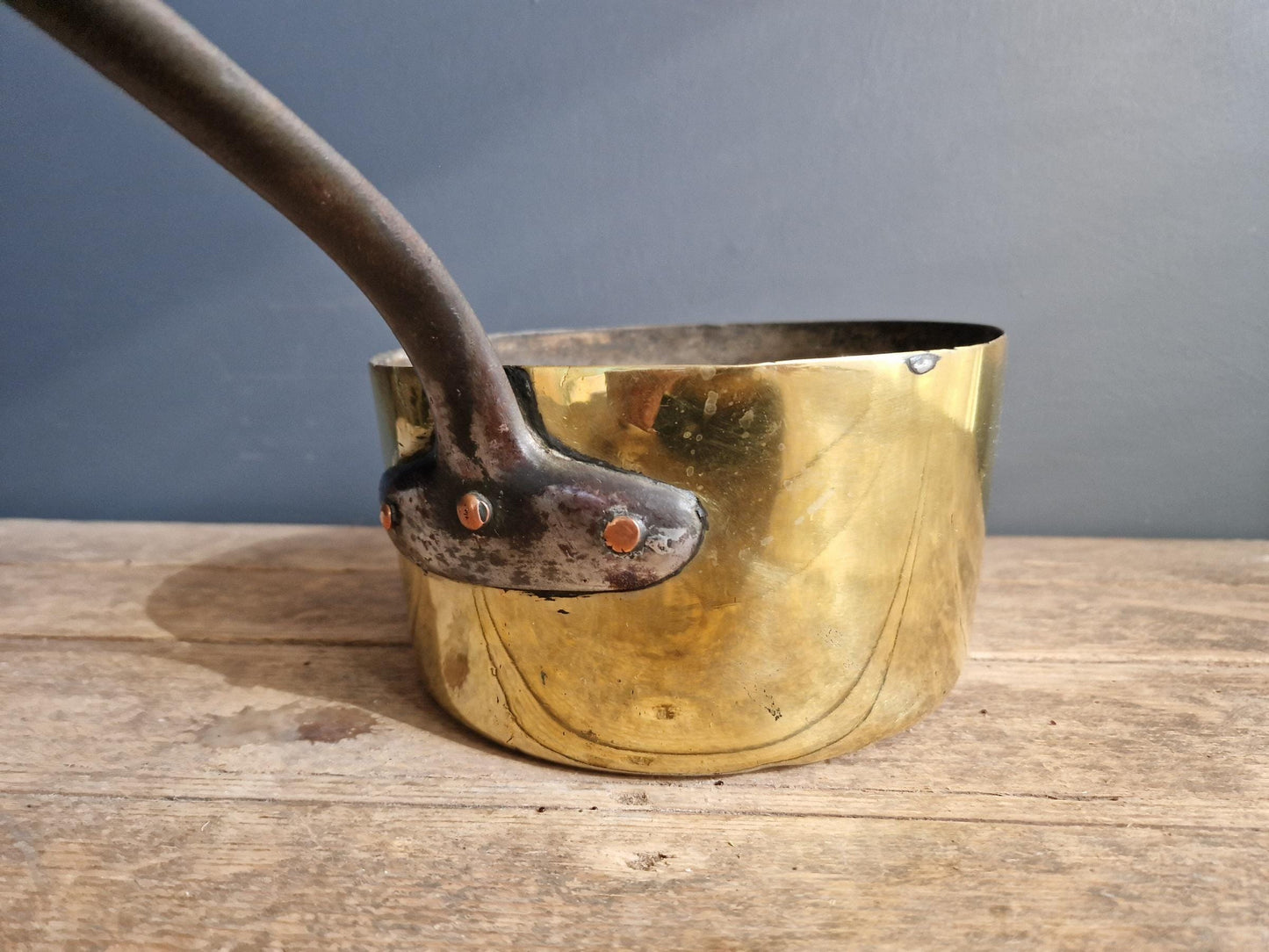 Poêle en laiton antique : Décoration de cuisine de campagne française du XIXe siècle