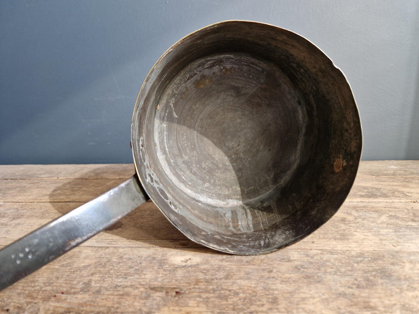 Poêle en laiton antique : Décoration de cuisine de campagne française du XIXe siècle