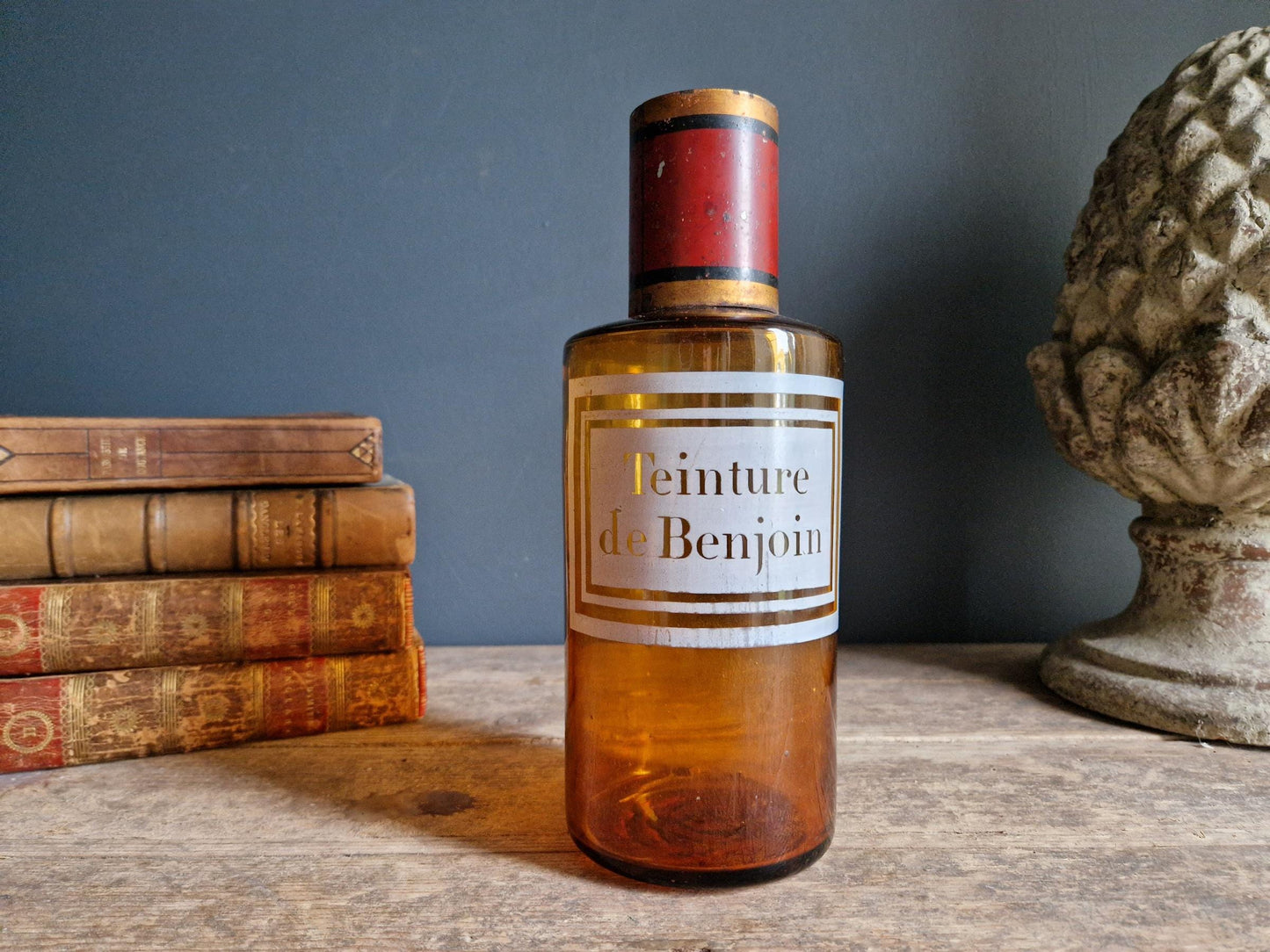 Flacon d'apothicaire ancien en verre ambré français avec couvercle en tôle.
