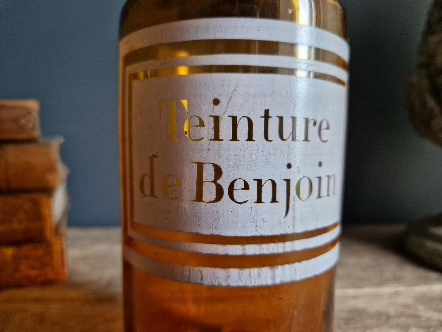 Flacon d'apothicaire ancien en verre ambré français avec couvercle en tôle.