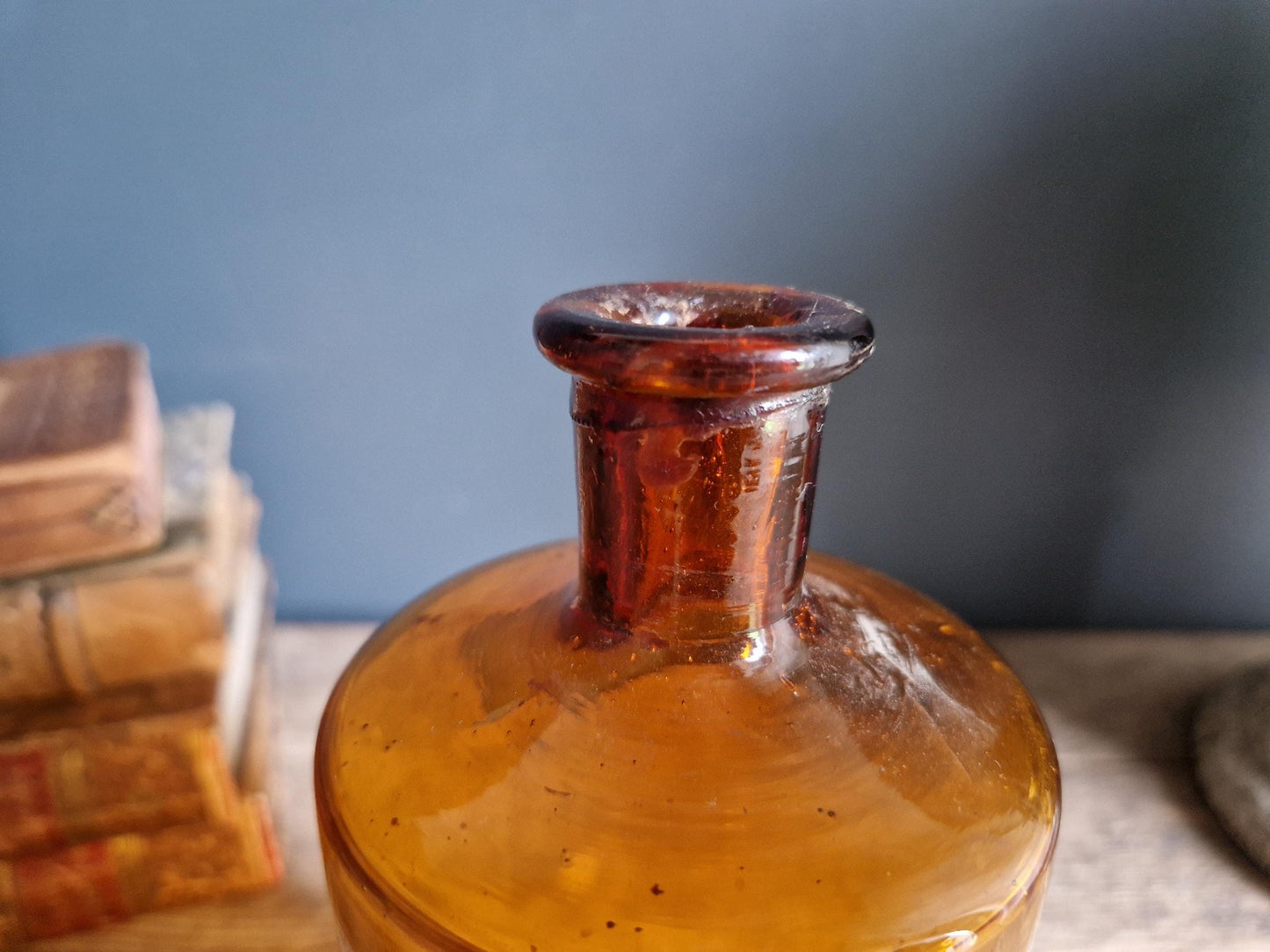 Flacon d'apothicaire ancien en verre ambré français avec couvercle en tôle.