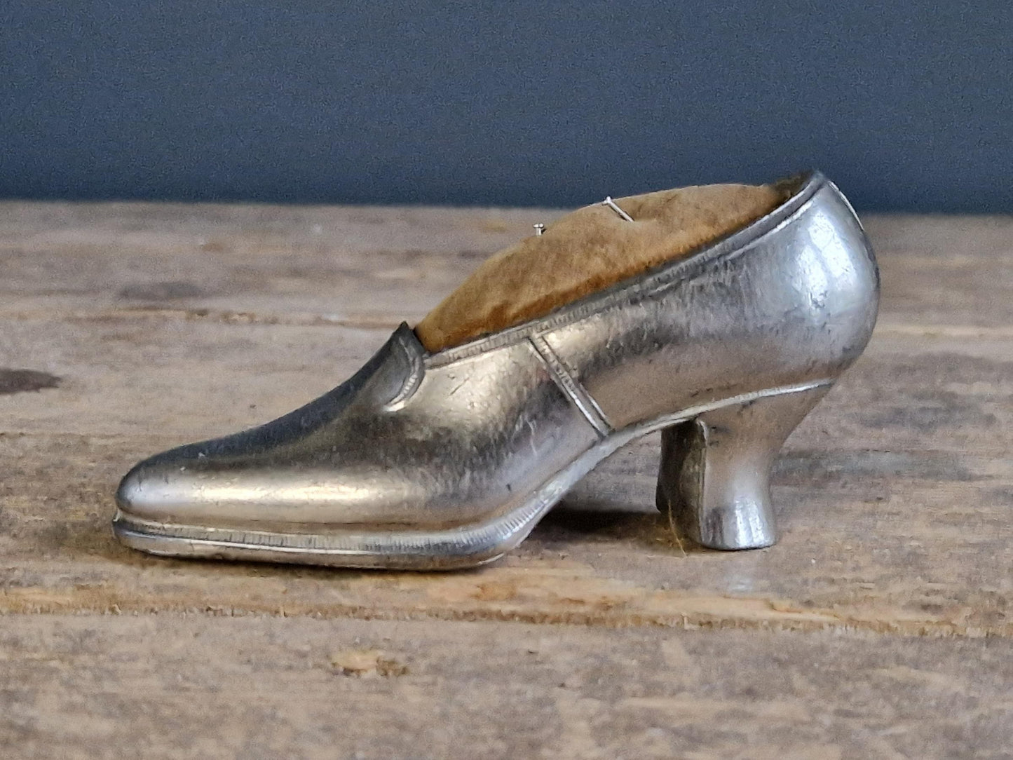 Coussin à épingles ancien français en forme de chaussure. Porte-épingles ancien pour la couture.
