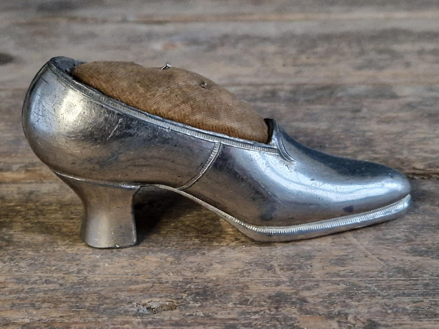 Coussin à épingles ancien français en forme de chaussure. Porte-épingles ancien pour la couture.