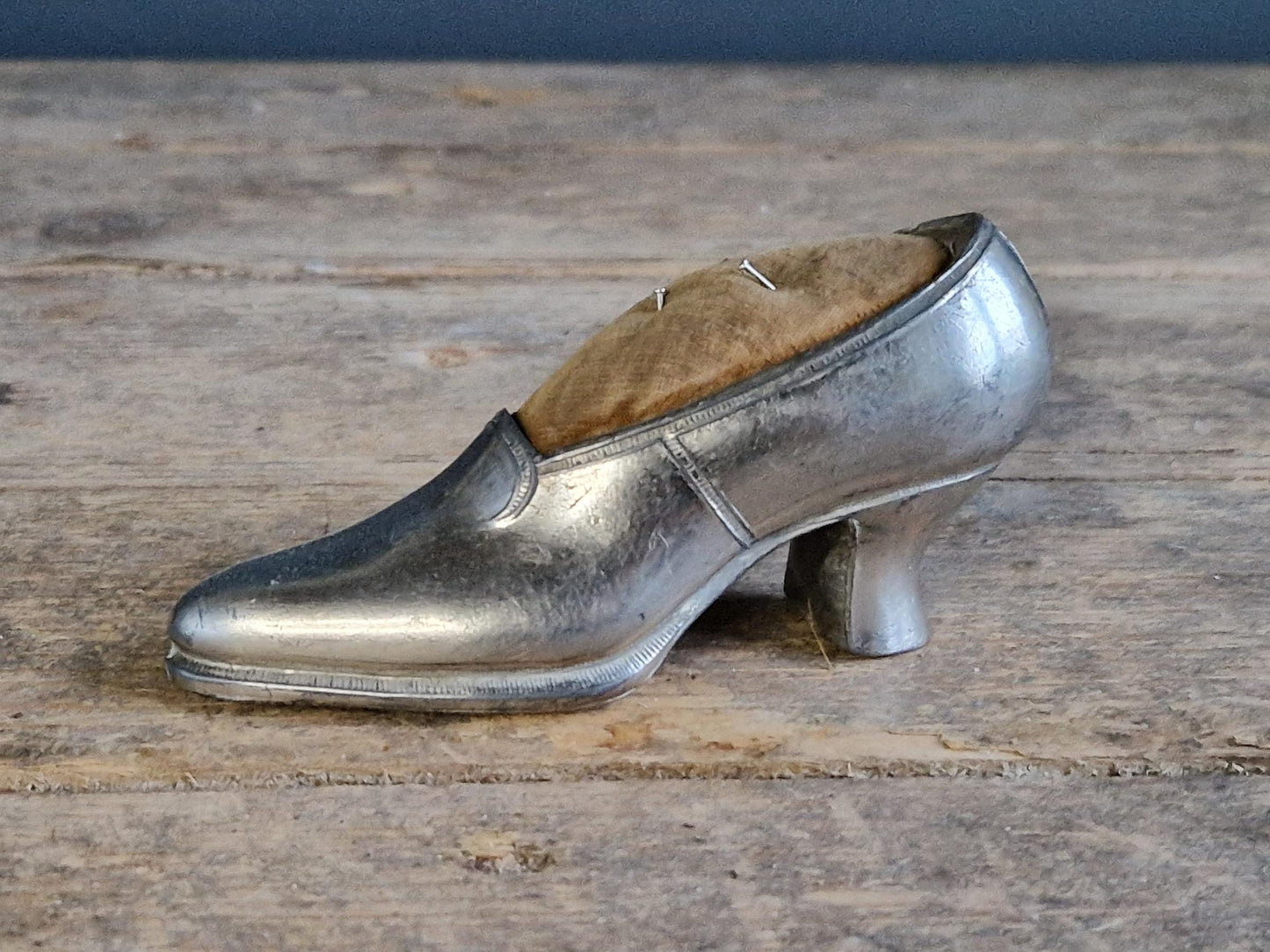 Coussin à épingles ancien français en forme de chaussure. Porte-épingles ancien pour la couture.