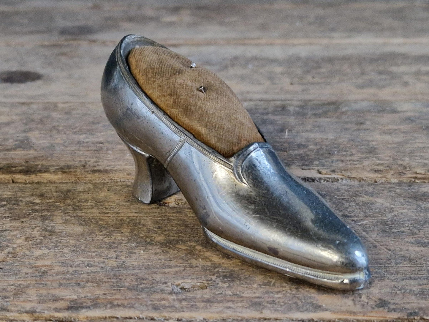 Coussin à épingles ancien français en forme de chaussure. Porte-épingles ancien pour la couture.