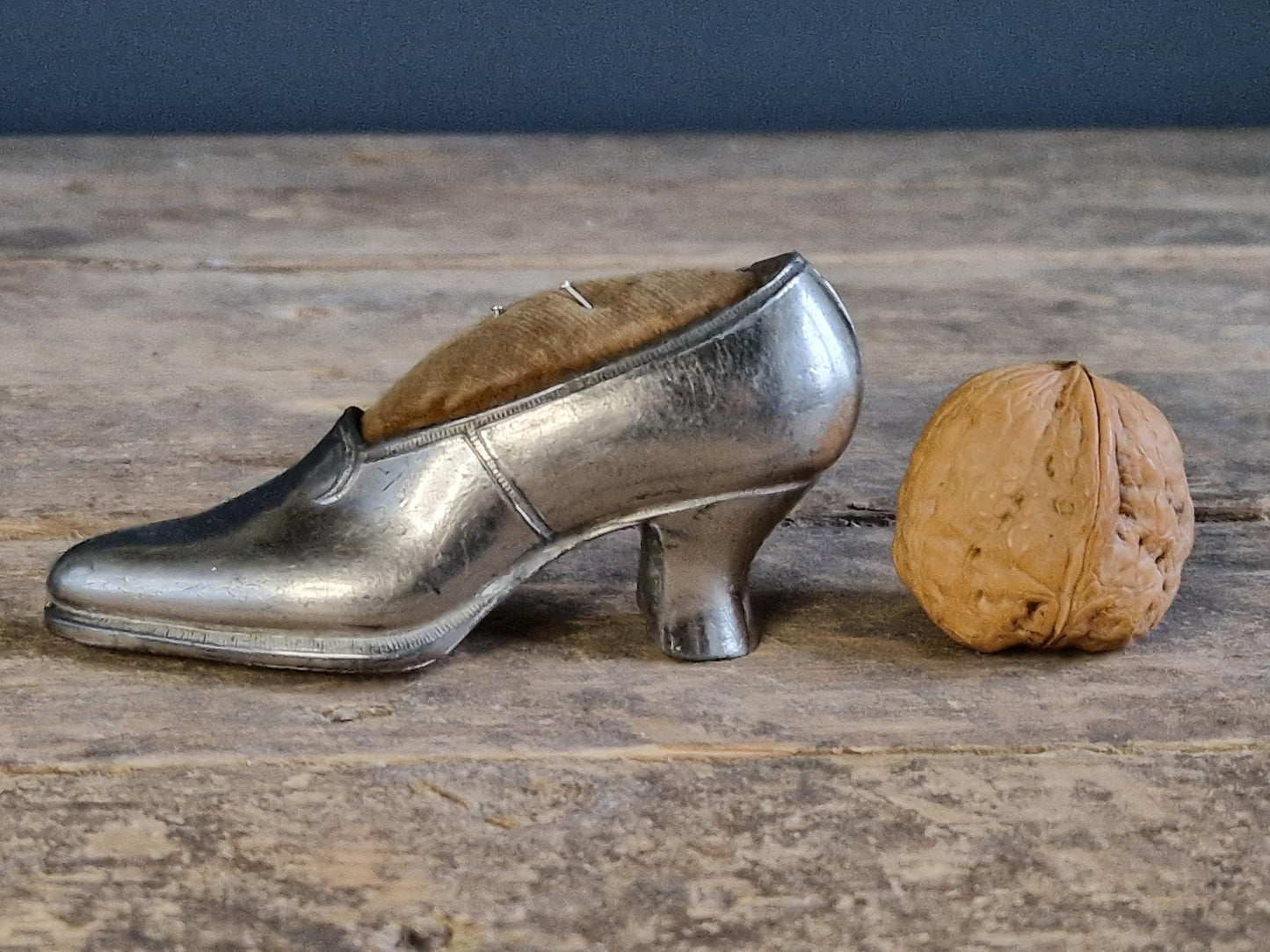Coussin à épingles ancien français en forme de chaussure. Porte-épingles ancien pour la couture.