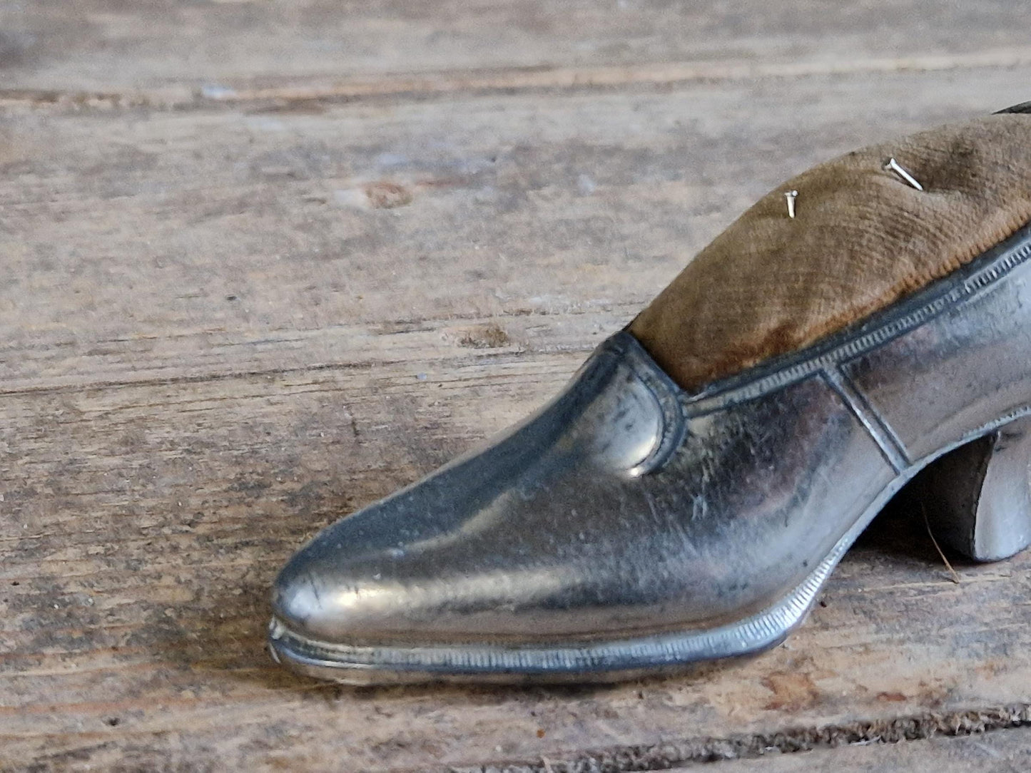Coussin à épingles ancien français en forme de chaussure. Porte-épingles ancien pour la couture.