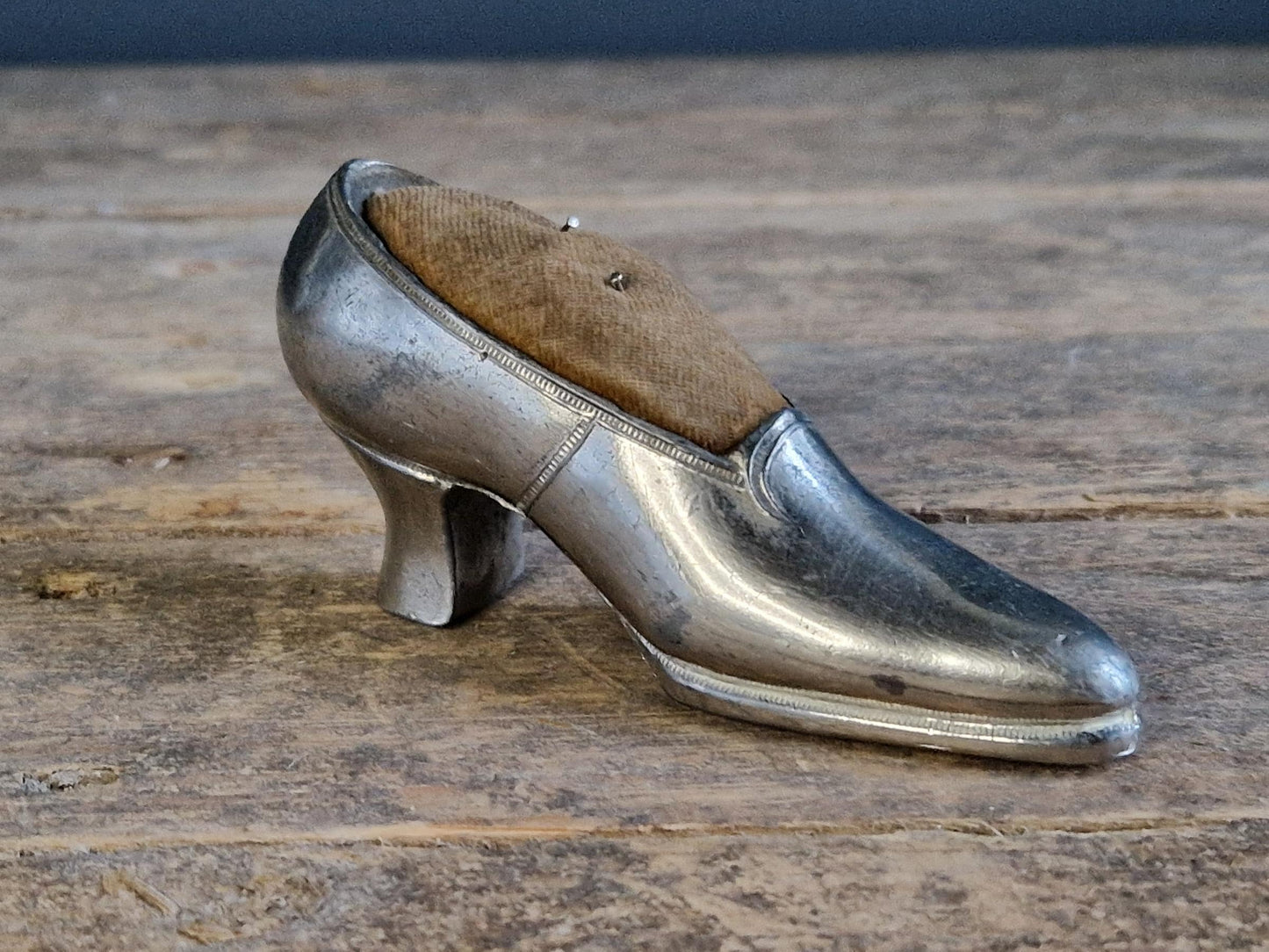 Coussin à épingles ancien français en forme de chaussure. Porte-épingles ancien pour la couture.