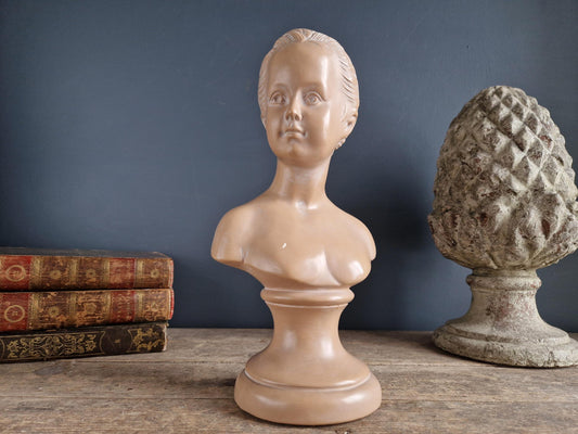 Buste antique français en plâtre représentant une dame.
